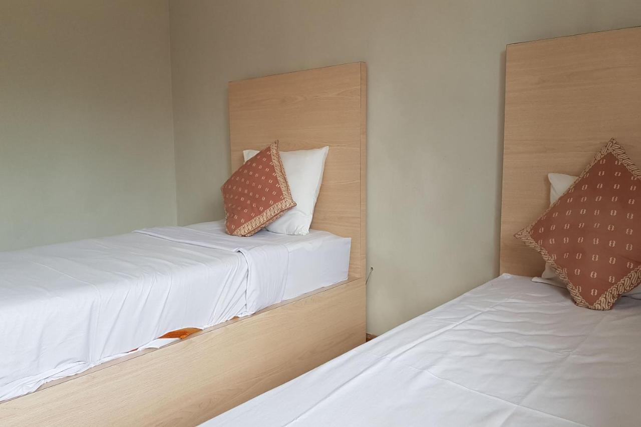 Oyo 3819 Hotel Winotosastro Yogyakarta Kültér fotó