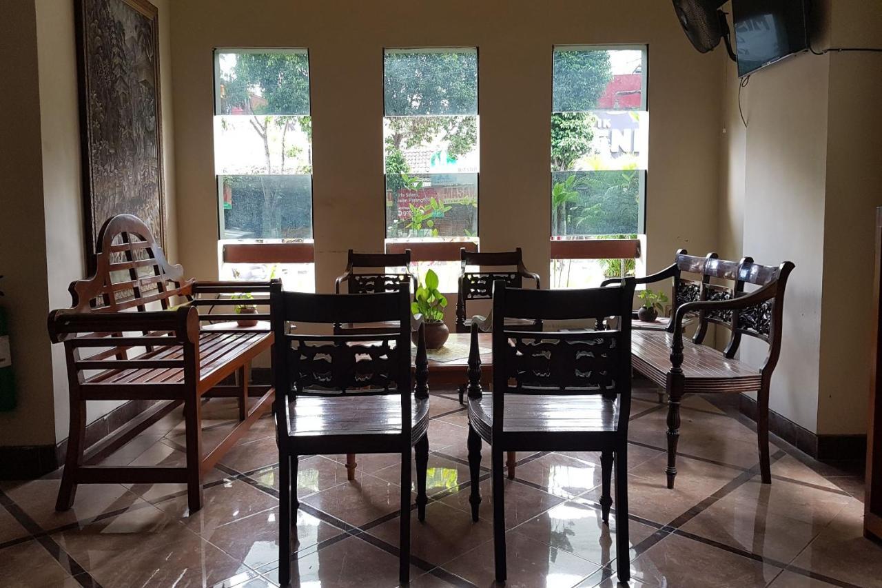 Oyo 3819 Hotel Winotosastro Yogyakarta Kültér fotó